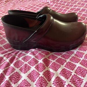 Dansko Shiny cranberry-ish Clogs